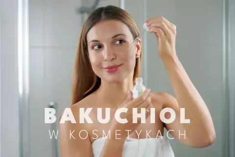Kobieta aplikuje serum z bakuchiolem, by cieszyć się jego odmładzającymi efektami.